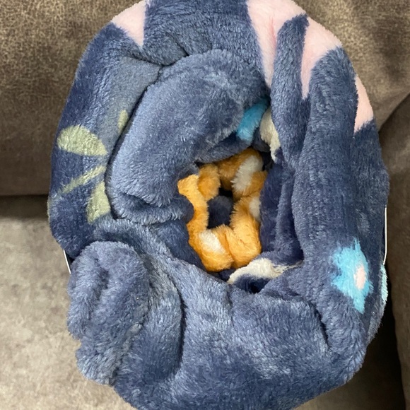 Buc-ee's Navy Floral Soft & Comfy Blanket - 50 x 70 in - Picture 3 of 4